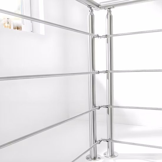 Лестничные перила из нержавеющей стали, изготовленные по индивидуальному заказу, для использования внутри и снаружи помещений.